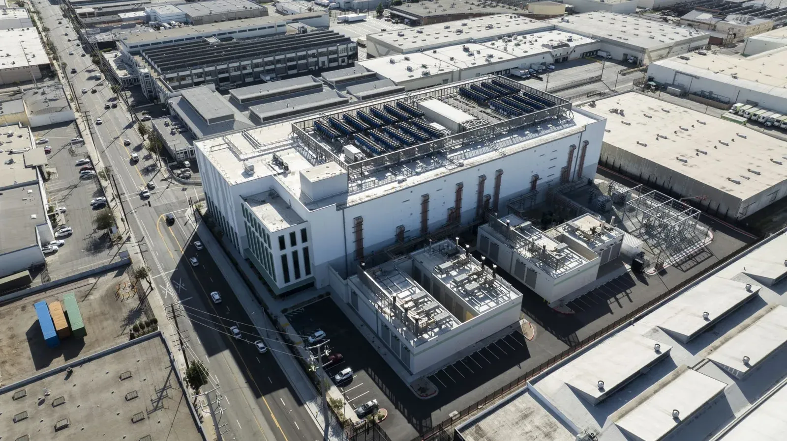 Vista aérea de un centro de datos con su zona de refrigeración y subestaciones