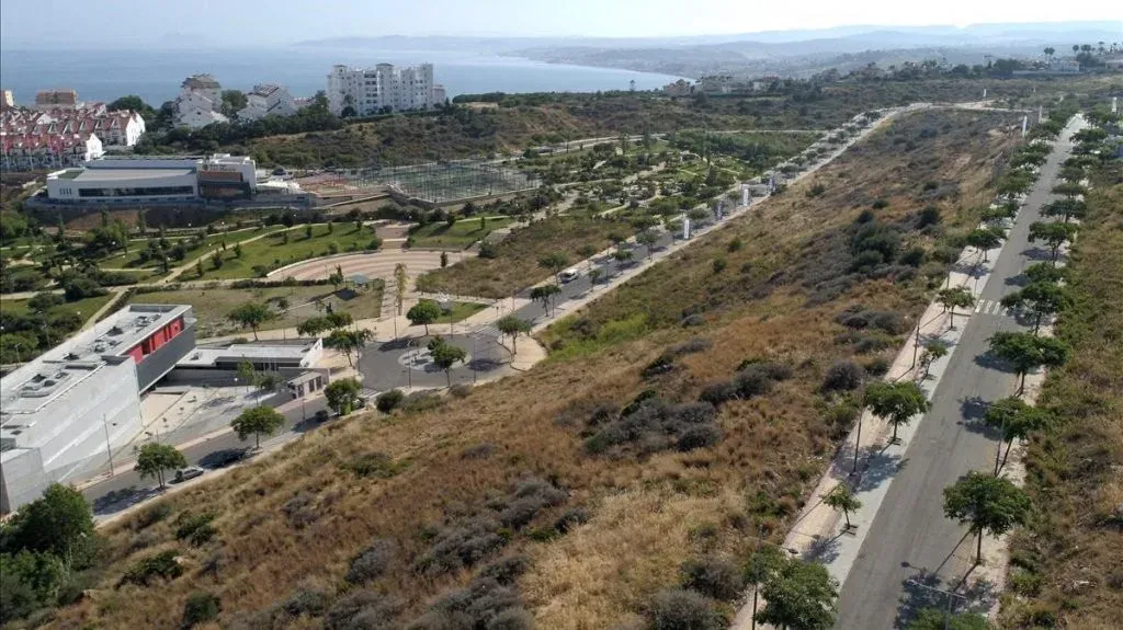 Vista aérea de un suelo en desarrollo junto a una zona verde